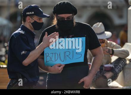 Aktivisten, die auf dem Marktplatz von Rzeszow während einer Solidaritätsdemonstration mit der verhafteten Margot, einer Aktivistin des "Stop Bzdurom"-Kollektivs, gesehen wurden, die am Vortag von der Polizei in Warschau verhaftet wurde, weil sie einen Van der Stiftung Pro - Right to Life zerstört hatte. Am Samstag, den 8. August 2020, in Rzeszow, Woiwodschaft Karpaten, Polen. (Foto von Artur Widak/NurPhoto) Stockfoto