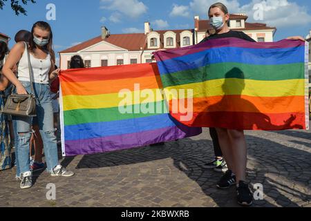 Aktivisten, die auf dem Marktplatz von Rzeszow während einer Solidaritätsdemonstration mit der verhafteten Margot, einer Aktivistin des "Stop Bzdurom"-Kollektivs, gesehen wurden, die am Vortag von der Polizei in Warschau verhaftet wurde, weil sie einen Van der Stiftung Pro - Right to Life zerstört hatte. Am Samstag, den 8. August 2020, in Rzeszow, Woiwodschaft Karpaten, Polen. (Foto von Artur Widak/NurPhoto) Stockfoto