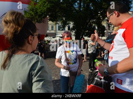 Aktivisten, die auf dem Marktplatz von Rzeszow während einer Solidaritätsdemonstration mit der verhafteten Margot, einer Aktivistin des "Stop Bzdurom"-Kollektivs, gesehen wurden, die am Vortag von der Polizei in Warschau verhaftet wurde, weil sie einen Van der Stiftung Pro - Right to Life zerstört hatte. Am Samstag, den 8. August 2020, in Rzeszow, Woiwodschaft Karpaten, Polen. (Foto von Artur Widak/NurPhoto) Stockfoto