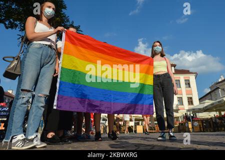 Aktivisten, die auf dem Marktplatz von Rzeszow während einer Solidaritätsdemonstration mit der verhafteten Margot, einer Aktivistin des "Stop Bzdurom"-Kollektivs, gesehen wurden, die am Vortag von der Polizei in Warschau verhaftet wurde, weil sie einen Van der Stiftung Pro - Right to Life zerstört hatte. Am Samstag, den 8. August 2020, in Rzeszow, Woiwodschaft Karpaten, Polen. (Foto von Artur Widak/NurPhoto) Stockfoto