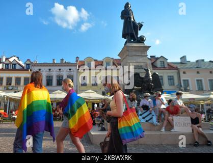 Aktivisten, die auf dem Marktplatz von Rzeszow während einer Solidaritätsdemonstration mit der verhafteten Margot, einer Aktivistin des "Stop Bzdurom"-Kollektivs, gesehen wurden, die am Vortag von der Polizei in Warschau verhaftet wurde, weil sie einen Van der Stiftung Pro - Right to Life zerstört hatte. Am Samstag, den 8. August 2020, in Rzeszow, Woiwodschaft Karpaten, Polen. (Foto von Artur Widak/NurPhoto) Stockfoto