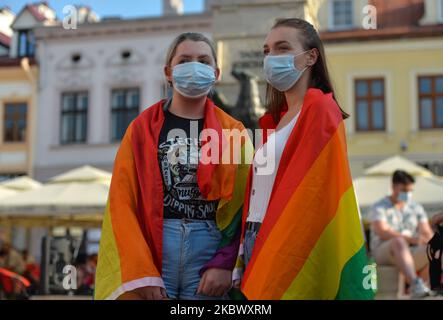 Aktivisten, die auf dem Marktplatz von Rzeszow während einer Solidaritätsdemonstration mit der verhafteten Margot, einer Aktivistin des "Stop Bzdurom"-Kollektivs, gesehen wurden, die am Vortag von der Polizei in Warschau verhaftet wurde, weil sie einen Van der Stiftung Pro - Right to Life zerstört hatte. Am Samstag, den 8. August 2020, in Rzeszow, Woiwodschaft Karpaten, Polen. (Foto von Artur Widak/NurPhoto) Stockfoto