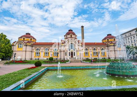 Sofia, Bulgarien - 2022. August: Park 'Tsentralna Banya' mit Brunnen und altem Thermalbadgebäude. Es ist einer der beliebtesten Stadtparks in Sofia, Stockfoto