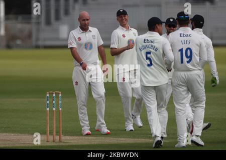 Chris Rushworth von Durham feiert mit seinen Teamkollegen, nachdem er das Wicket von Keaton Jennings während des Bob Willis Trophy-Spiels zwischen dem Durham County Cricket Club und Lancashire am 8. August 2020 in Emirates Riverside, Chester le Street, England, beansprucht hat. (Foto von Mark Fletcher/MI News/NurPhoto) Stockfoto