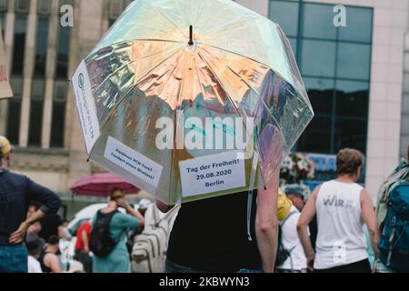 Eine Frau mit dem „Tag der Freiheit am 29. August in Berlin“ wird während des Protests gegen die Coronavirus-Politik in Dortmund am 9. August 2020 gesehen (Foto: Ying Tang/NurPhoto) Stockfoto