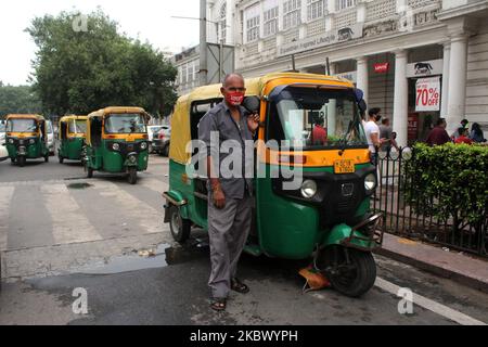 Ein Autofahrer bedeckt sein Gesicht mit einer Maske, die als Vorsichtsmaßnahme gegen Covid-19 am Connaught Place in der Hauptstadt Neu-Delhi, Indien, am 9. August 2020 aufgedruckt ist. Während der Grenzkonflikt entlang der Kontrolllinie (Line of Control, LAC) mit China weiter wütet, haben die Menschen in Indien beschlossen, chinesische Waren zu boykottieren. (Foto von Mayank Makhija/NurPhoto) Stockfoto