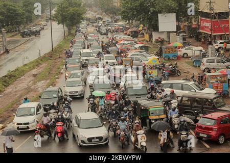 Fahrzeuge werden zwei Minuten lang auf einem Verkehrsplatz angehalten, als die Landesregierung zum stillen Gebet für die Seele der Covid-Krieger beschloss, die am 10. August 2020 in der Hauptstadt Bhubaneswar des ostindischen Staates Odisha bei der Pandemie ums Leben kamen. (Foto von STR/NurPhoto) Stockfoto