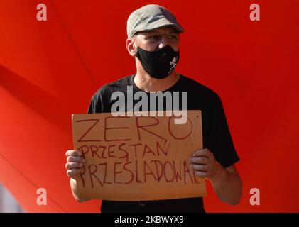 Aktivisten, die auf dem Marktplatz von Rzeszow während einer Solidaritätsdemonstration mit der verhafteten Margot, einer Aktivistin des "Stop Bzdurom"-Kollektivs, gesehen wurden, die am Vortag von der Polizei in Warschau verhaftet wurde, weil sie einen Van der Stiftung Pro - Right to Life zerstört hatte. Am Samstag, den 8. August 2020, in Rzeszow, Woiwodschaft Karpaten, Polen. (Foto von Artur Widak/NurPhoto) Stockfoto
