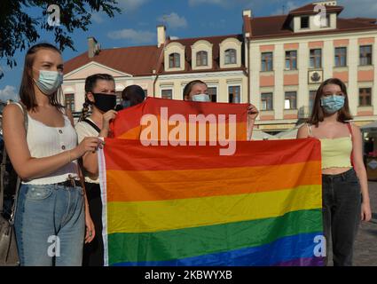 Aktivisten, die auf dem Marktplatz von Rzeszow während einer Solidaritätsdemonstration mit der verhafteten Margot, einer Aktivistin des "Stop Bzdurom"-Kollektivs, gesehen wurden, die am Vortag von der Polizei in Warschau verhaftet wurde, weil sie einen Van der Stiftung Pro - Right to Life zerstört hatte. Am Samstag, den 8. August 2020, in Rzeszow, Woiwodschaft Karpaten, Polen. (Foto von Artur Widak/NurPhoto) Stockfoto
