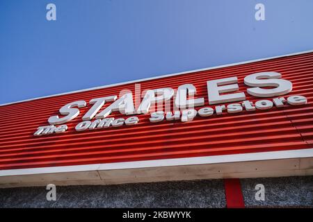 Ein Blick auf einen Staples Store im Stadtteil Manhasset in Queens, als New York City in die Phase 4 der Wiedereröffnung geht, nachdem am 9. August 2020 in New York City Beschränkungen zur Verlangsamung der Ausbreitung des Coronavirus auferlegt wurden. Die vierte Phase ermöglicht Outdoor-Kunst und -Unterhaltung, Sportveranstaltungen ohne Fans und Medienproduktion. (Foto von John Nacion/NurPhoto) Stockfoto