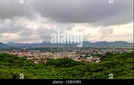 Monsunwolken schweben am 10. August 2020 über Ajmer City in Rajasthan, Indien. (Foto von Himanshu Sharma/NurPhoto) Stockfoto