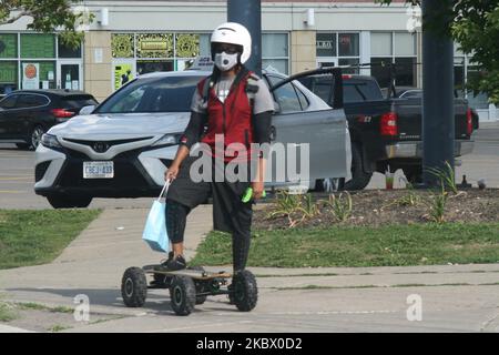 Mann mit Gesichtsmaske zum Schutz vor dem neuartigen Coronavirus (COVID-19) beim Skateboarden in Toronto, Ontario, Kanada, am 09. August 2020. (Foto von Creative Touch Imaging Ltd./NurPhoto) Stockfoto