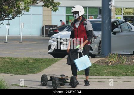 Mann mit Gesichtsmaske zum Schutz vor dem neuartigen Coronavirus (COVID-19) beim Skateboarden in Toronto, Ontario, Kanada, am 09. August 2020. (Foto von Creative Touch Imaging Ltd./NurPhoto) Stockfoto