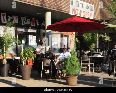 Menschen, die während der neuartigen Coronavirus-Pandemie (COVID-19) am 06. August 2020 in Toronto, Ontario, Kanada, auf einer Restaurantterrasse speisen. (Foto von Creative Touch Imaging Ltd./NurPhoto) Stockfoto