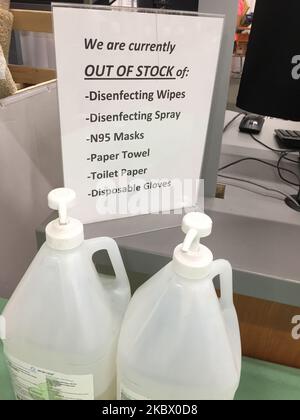Melden Sie sich in einem Home Depot-Geschäft an, in dem Kunden darüber informiert werden, dass viele wichtige Artikel aufgrund der neuartigen Coronavirus-Pandemie (COVID-19) am 09. August 2020 in Toronto, Ontario, Kanada, nicht mehr vorrätig sind. (Foto von Creative Touch Imaging Ltd./NurPhoto) Stockfoto
