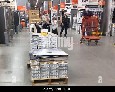 Käufer, die Gesichtsmasken tragen, um ihn am 09. August 2020 in einem Home Depot-Geschäft in Toronto, Ontario, Kanada, vor dem neuartigen Coronavirus (COVID-19) zu schützen. (Foto von Creative Touch Imaging Ltd./NurPhoto) Stockfoto