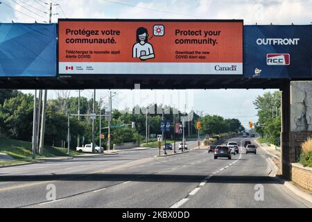 Plakat, auf dem die Menschen aufgefordert werden, die neue COVID-19-Alarm-App der kanadischen Regierung herunterzuladen, um Menschen zu verfolgen, die am 09. August 2020 in Toronto, Ontario, Kanada, positiv auf das neuartige Coronavirus (COVID-19) getestet wurden. (Foto von Creative Touch Imaging Ltd./NurPhoto) Stockfoto