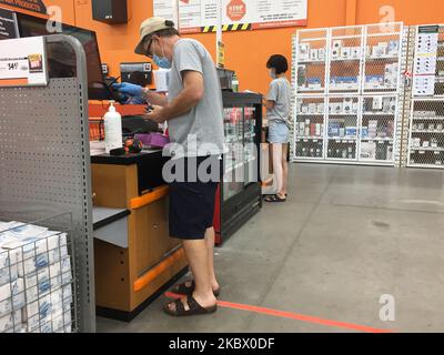 Einkäufer, die am 09. August 2020 die Möglichkeit nutzen, das neuartige Coronavirus (COVID-19) in einem Home Depot-Geschäft in Toronto, Ontario, Kanada, zu kontaktieren. (Foto von Creative Touch Imaging Ltd./NurPhoto) Stockfoto