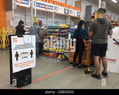 Einkäufer, die am 09. August 2020 die Möglichkeit nutzen, das neuartige Coronavirus (COVID-19) in einem Home Depot-Geschäft in Toronto, Ontario, Kanada, zu kontaktieren. (Foto von Creative Touch Imaging Ltd./NurPhoto) Stockfoto