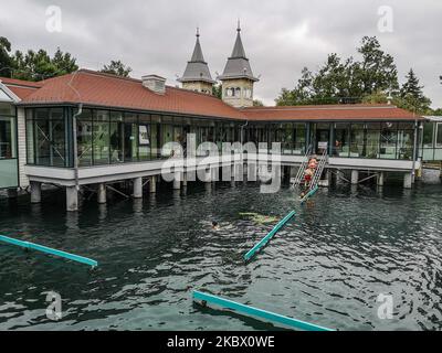 Menschen, die im Thermalsee Heviz während des bewölkten und cld-Wetters baden, werden in Heviz, Ungarn, am 5. August 2020 gesehen der Hevizer See ist der größte Thermalsee der Welt, der zum Schwimmen zur Verfügung steht (Foto by Michal Fludra/NurPhoto) Stockfoto