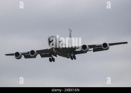 23-540 USAFE Boeing KC-135R Stratotanker 'Holy Terror' des 100. Betankungsflügels (Bloody 100.) nähert sich am 16. Juli 2020 der RAF Mildenhall, Suffolk, Großbritannien. (Foto von Jon Hobley/MI News/NurPhoto) Stockfoto