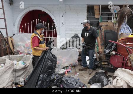 In einem Haus, das auch als Lagerhaus im Bürgermeisteramt von Iztapalapa, Mexiko-Stadt, am 10. August 2020 genutzt wird, Müllsammler arbeiten rund 12 Stunden am Tag daran, Müll wie Plastikflaschen, Pappe, Metalle und sogar Kleidung zu sammeln und zu trennen, um dafür Geld zu erhalten. (Foto von Gerardo Vieyra/NurPhoto) Stockfoto