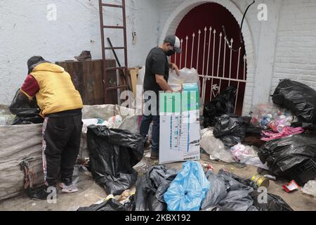 In einem Haus, das auch als Lagerhaus im Bürgermeisteramt von Iztapalapa, Mexiko-Stadt, am 10. August 2020 genutzt wird, Müllsammler arbeiten rund 12 Stunden am Tag daran, Müll wie Plastikflaschen, Pappe, Metalle und sogar Kleidung zu sammeln und zu trennen, um dafür Geld zu erhalten. (Foto von Gerardo Vieyra/NurPhoto) Stockfoto