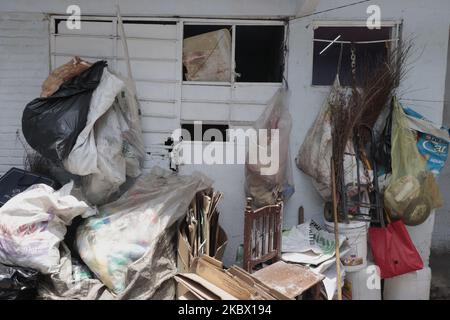 Fassade eines Hauses, das am 10. August 2020 von Müllsammlern im Bürgermeisteramt von Iztapalapa, Mexiko-Stadt, als Mülldepots genutzt wird. (Foto von Gerardo Vieyra/NurPhoto) Stockfoto