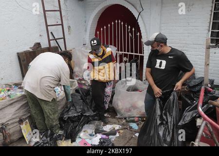 In einem Haus, das auch als Lagerhaus im Bürgermeisteramt von Iztapalapa, Mexiko-Stadt, am 10. August 2020 genutzt wird, Müllsammler arbeiten rund 12 Stunden am Tag daran, Müll wie Plastikflaschen, Pappe, Metalle und sogar Kleidung zu sammeln und zu trennen, um dafür Geld zu erhalten. (Foto von Gerardo Vieyra/NurPhoto) Stockfoto