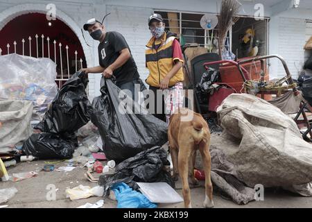 In einem Haus, das auch als Lagerhaus im Bürgermeisteramt von Iztapalapa, Mexiko-Stadt, am 10. August 2020 genutzt wird, Müllsammler arbeiten rund 12 Stunden am Tag daran, Müll wie Plastikflaschen, Pappe, Metalle und sogar Kleidung zu sammeln und zu trennen, um dafür Geld zu erhalten. (Foto von Gerardo Vieyra/NurPhoto) Stockfoto