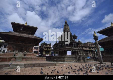 Nepalesische Polizeikräfte wachen am Dienstag, den 11. August 2020, während Krishna Janmashtami auf dem Patan Durbar Square, Lalitpur, Nepal, um den Krishna Mandir herum. Krishna Janmashtami Festival markiert den Geburtstag des Hindu-Gottes Krishna, die acht Inkarnation von Lord Vishnu. Aufgrund der fortlaufenden covid-19 Pandemie, die in den Tempel eindringt, wurde das Eindringen in den Tempel eingeschränkt. (Foto von Narayan Maharjan/NurPhoto) Stockfoto