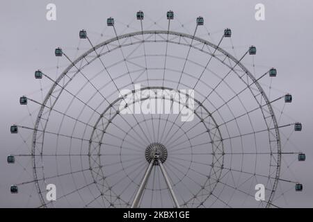 Moskau, Russland. 4.. November 2022. Blick auf die Sonne von Moskau Riesenrad auf dem VDNKh Ausstellungszentrum und Park. Mit 140 Metern Höhe ist es das größte Beobachtungsrad Europas mit 30 versiegelten Kapseln Stockfoto