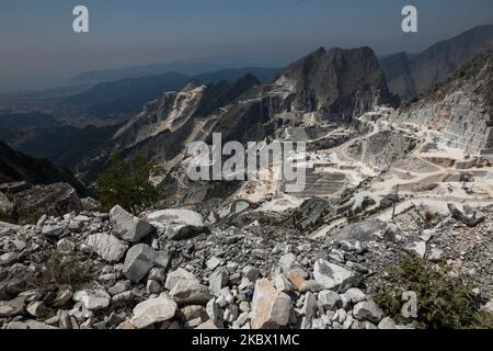 Die Landschaft der Fantiscritti-Steinbrüche geht von der Spitze des Colonnata-Beckens aus. Die Carrara-Steinbrüche waren über Jahrtausende berühmt und waren Statuario, ein reiner weißer Marmor, der heute ausgestorben ist. Carrara-Marmor wird seit der Zeit des antiken Roms verwendet und wurde auch in vielen Skulpturen der Renaissance verwendet, darunter Michelangelos David. In Massa Carrara, Toskana, Apuanischen Alpen, Italien, am 29. Juli 2020. (Foto von Mauro Ujetto/NurPhoto) Stockfoto