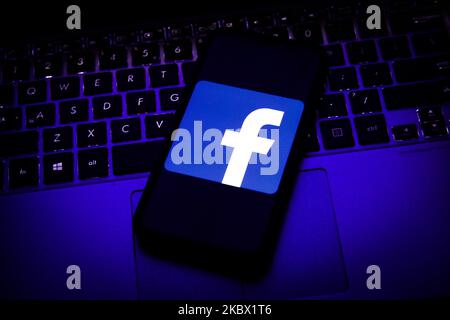 Das Logo von Facebook auf einem Smartphone-Bildschirm und einer Tastatur ist auf diesem Bild zu sehen, das am 11. August 2020 in Krakau, Polen, aufgenommen wurde. (Fotoillustration von Jakub Porzycki/NurPhoto) Stockfoto