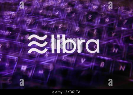 Das Logo der digitalen Waage-Währung, das auf einem Telefonbildschirm und einer Tastatur angezeigt wird, ist auf diesem Foto mit mehreren Belichtungen zu sehen, das am 6. August 2020 in Krakau, Polen, aufgenommen wurde. (Fotoillustration von Jakub Porzycki/NurPhoto) Stockfoto