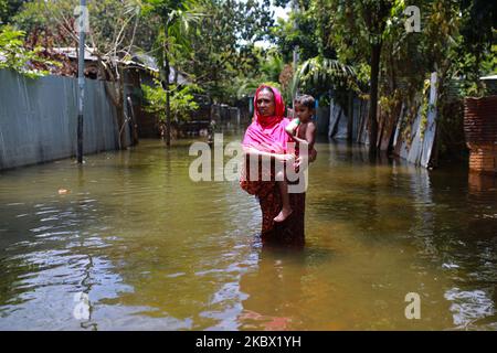 Am 11. August 2020 wird in einem überfluteten Gebiet in Dhamrai in Dhaka, Bangladesch, eine Frau gesehen. (Foto von Rehman Asad/NurPhoto) Stockfoto