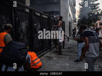 Am 11. August 2020 nehmen Menschen an einem regierungsfeindlichen Protest in Beirut, Libanon, Teil. Die Explosion der vergangenen Woche, bei der mehr als 200 Menschen ums Leben kamen und Tausende weitere verletzt wurden, wird von vielen Libanesen als tödliche Manifestation von Regierungsmisshandlungen angesehen. (Foto von STR/NurPhoto) Stockfoto