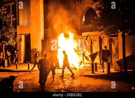 Am 11. August 2020 nehmen Menschen an einem regierungsfeindlichen Protest in Beirut, Libanon, Teil. Die Explosion der vergangenen Woche, bei der mehr als 200 Menschen ums Leben kamen und Tausende weitere verletzt wurden, wird von vielen Libanesen als tödliche Manifestation von Regierungsmisshandlungen angesehen. (Foto von STR/NurPhoto) Stockfoto