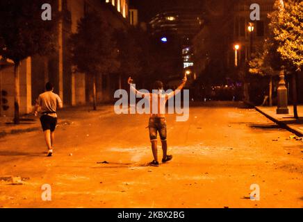 Am 11. August 2020 nehmen Menschen an einem regierungsfeindlichen Protest in Beirut, Libanon, Teil. Die Explosion der vergangenen Woche, bei der mehr als 200 Menschen ums Leben kamen und Tausende weitere verletzt wurden, wird von vielen Libanesen als tödliche Manifestation von Regierungsmisshandlungen angesehen. (Foto von STR/NurPhoto) Stockfoto