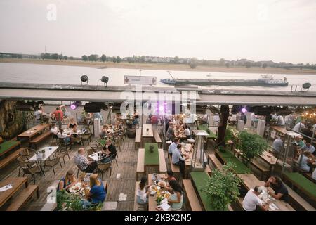 Ein Restaurant mit offenem Dach ist am 13. August 2020 in Düsseldorf am Rhein zu sehen, mitten im Coronavirus-Notfall (Foto: Ying Tang/NurPhoto) Stockfoto