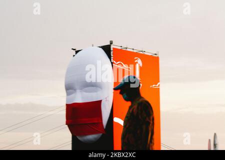 Ein Mann mit Gesichtsmaske kommt vor der Videokunstinstallation vor der Eröffnung am 13. August 2020 in Düsseldorf vorbei. (Foto von Ying Tang/NurPhoto) Stockfoto