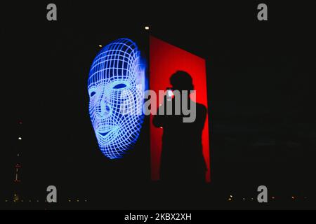 Faces of Duesseldorf, eine Videokunst-Installation, wird gesehen, wenn Menschen Fotos von der Installation in Düsseldorf, Deutschland, am 13. August 2020 machen. (Foto von Ying Tang/NurPhoto) Stockfoto