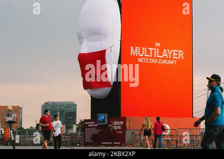 Die Menschen kommen an der Videokunst-Installation 'Faces of Duesseldorf' in Düsseldorf, Deutschland, am 13. August 2020 vorbei. (Foto von Ying Tang/NurPhoto) Stockfoto