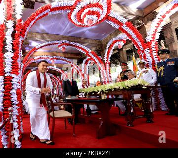 Namal Rajapaksa (L), der ältere Sohn des Premierministers Mahinda Rajapaksa, begrüßt ihn, als er sich beschworen hat, vom Präsidenten Gotabaya Rajapaksa zum Sportminister Sri Lankas ernannt zu werden, während sein Vater, Premierminister, Mahinda Rajapaksa schaut auf während einer Veranstaltung für die Vereidigung der neuen Kabinettsminister an der historischen â € œMagul Maduwaâ € / "Assembly Hall" am Tempel der Heiligen Zahn Relikt, wo die alten srilankischen Könige trafen ihre Minister und führte tägliche administrative Aufgaben in Kandy, Sri Lanka am 12. August 2020. (Foto von Tharaka Basnayaka/NurPhoto) Stockfoto