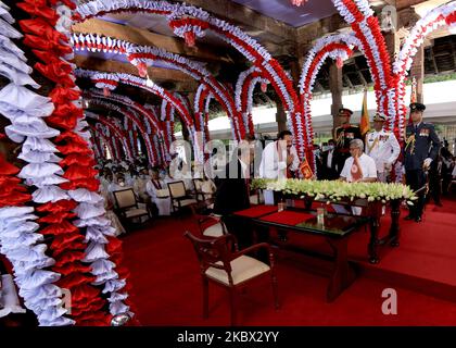 Sri Lanka Premierminister Mahinda Rajapaksa begrüßt als Präsident Gotabaya Rajapaksa schaut auf ein Ereignis für die Vereidigung der neuen Minister Kabinett an der historischen â € œMagul Maduwaâ / "Assembly Hall" am Tempel der Heiligen Zahn Relikt, wo die alten Sri Lanka Könige trafen ihre Minister und führten am 12. August 2020 in Kandy, Sri Lanka, tägliche Verwaltungsaufgaben durch. (Foto von Tharaka Basnayaka/NurPhoto) Stockfoto