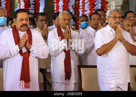 Präsident Gotabaya Rajapaksa (3L) und seine Brüder Premierminister Mahinda Rajapaksa (L) und Chamal Rajapaksa (2L), der zum Kabinettsminister für Bewässerung und Staatsminister für innere Sicherheit ernannt wurde, nehmen an Gebeten Teil, während buddhistische Mönche während einer Veranstaltung zum Fluchen des Neuen fromm singen und Segen bieten Kabinettsminister an der historischen â € œMagul Maduwaâ € / "Assembly Hall" am Tempel der Heiligen Zahn Relikt, wo die alten srilankischen Könige trafen ihre Minister und führte tägliche administrative Aufgaben in Kandy, Sri Lanka am 12. August 2020. (Foto von Tharaka Stockfoto