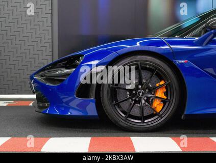 Vorder- und Seitenansicht des Elektroautos McLaren 720s mit einem stilvollen schwarzen Rad Stockfoto