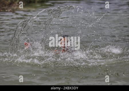 Kashmiri-Jungen kühlen sich an einem heißen Sommertag in der Stadt Sopore im Distrikt Baramulla, etwa 60Kms von Srinagar in Jammu und Kaschmir, Indien, am 13. August 2020 in einem Strom ab, um die Hitze zu schlagen. Srinagar verzeichnet 35,4 Grad celsius; das Wetter bleibt die nächste Woche heiß und feucht (Foto: Nasir Kachroo/NurPhoto) Stockfoto