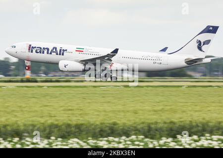 Flugzeuge des Typs Iran Air Airbus A330, wie sie beim letzten Anflug, bei der Landung und bei der Landung auf dem internationalen Flughafen Amsterdam Schiphol AMS EHAM gesehen wurden. Das Großkörperpassagierflugzeug von IranAir hat die Registrierung EP-IJB und wird von 2x RR-Düsenmotoren angetrieben. Iran Air ist die Flaggonfluggesellschaft des Landes, offiziell die Fluggesellschaft der Islamischen Republik Iran, mit Drehkreuzen an den beiden Flughäfen der iranischen Hauptstadt, Teheran Mehrabad und Imam Khomeini Int. Flughafen. 2. Juli 2020 - Amsterdam, Niederlande (Foto von Nicolas Economou/NurPhoto) Stockfoto