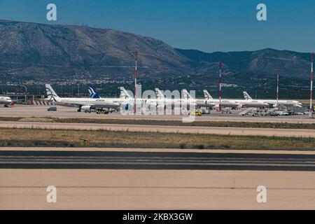 Die geerdete Passagierflotte der Airbus-A320-Familie von Aegean Airlines, die am internationalen Flughafen Athen ATH LGAV in der griechischen Hauptstadt abgestellt wurde. Aegean Airlines ist die unter der Flagge Griechenlands ansässige Fluggesellschaft mit Sitz in Athen. Die Flugzeuge fliegen aufgrund des Ausbruchs der Covid-Pandemie nicht. Viele der Flugzeuge haben ihre Triebwerke mit einer roten Abdeckung bedeckt. Covid-19 Fälle explodieren in Griechenland in den letzten Tagen, als Touristen und Einheimische entspannter sind, ohne die sozialen Distanzierungen und obligatorischen Sicherheitsmaßnahmen wie Schutzmaske während ihrer Sommerferien in Touristenziel zu halten Stockfoto